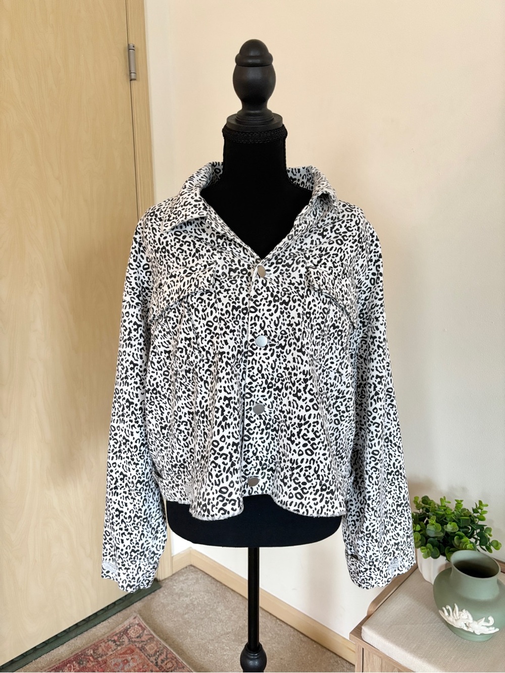 En Crème Distressed White & Black Leopard Denim Jacket